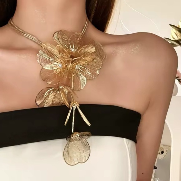 Zara Kate Middleton Famous Cascading Floral Necklace - Picture 1 of 16